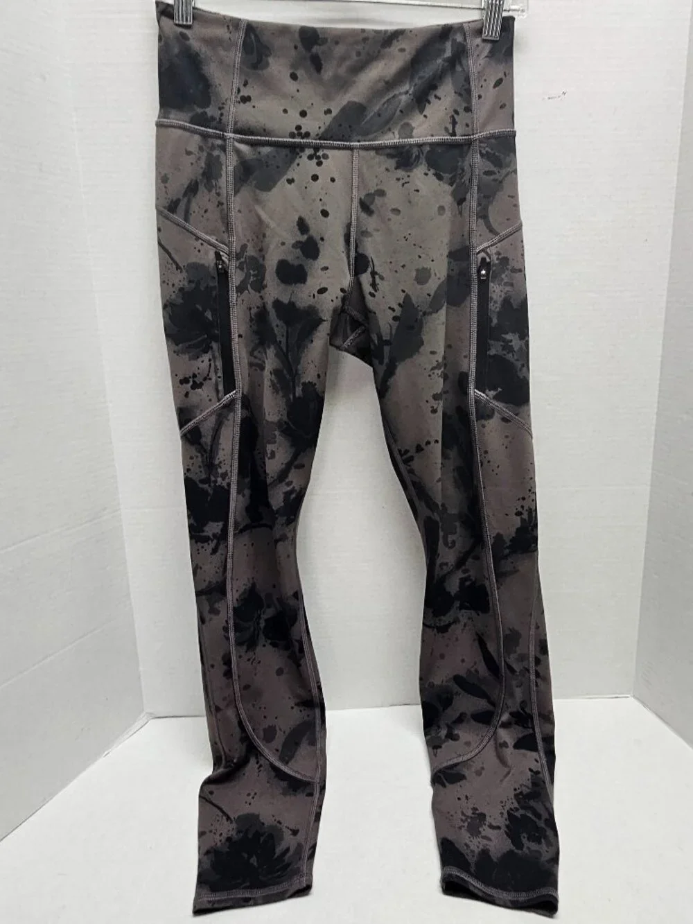 Womens Athleta Gray Black Floral Camouflage Zipper Pockets Rainier Reflective S